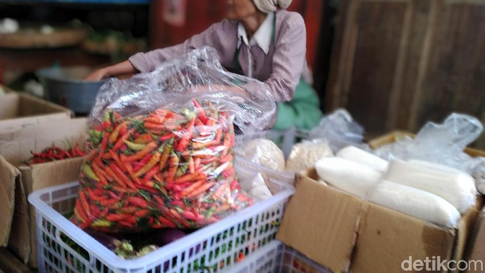 Harga cabai rawit merah di Pasar Wates Mariyem, Kulon Progo, masih di kisaran Rp 60 ribu hingga Rp 80 ribu per kilogramnya. Kenaikan harga ini sudah terjadi lebih dari sepekan.