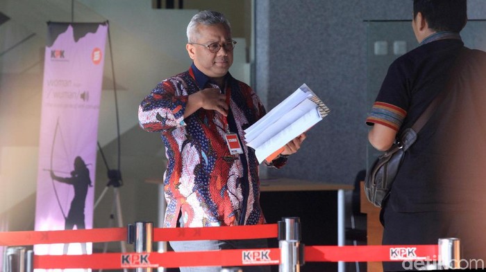 Ketua KPU Arief Budiman memenuhi panggilan KPK terkait kasus dugaan suap PAW anggota DPR yang menjerat eks Komisioner KPU Wahyu Setiawan.