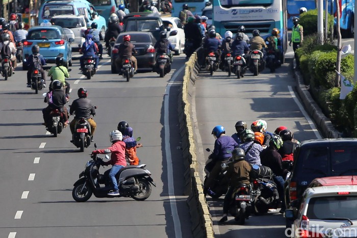 Sejumlah pengendara motor masih saja nekat terobos jalur TransJakarta. Dihadang polisi, mereka langsung putar balik dan lawan arah.