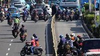 Begini penampakan sejumlah pemotor yang hindari polisi saat menerobos jalur TransJakarta di kawasan Jalan Otto Iskandar Dinata, Jakarta, Selasa (28/1/2020).