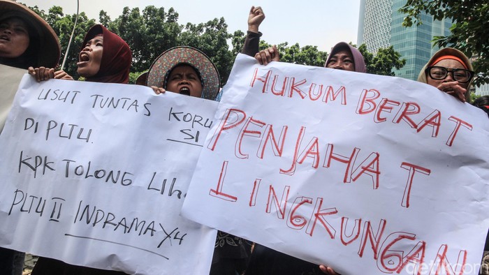Warga yang tergabung dalam Jaringan Tanpa Asap Batubara Indramayu (JATAYU) berunjukrasa di depan Gedung KPK, Jakarta, Selasa (28/1/2020). Mereka mendesak KPK untuk mengusut dugaan kejanggalan proyek pembangunan PLTU II Indramayu. Selain itu, pendemo keberatan dengan pembangunan PLTU II Indramayu karena alasan lingkungan.