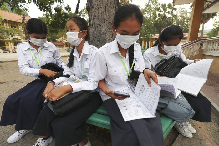 Siswa Sekolah di Kamboja Pakai Masker untuk Cegah Virus Corona Penyebaran Novel Coronavirus (2019-nCoV) telah meluas ke sejumlah negara, termasuk Kamboja. Para siswa pun diimbau kenakan masker saat beraktivitas di sekolah.