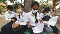 Para siswa di Kamboja mengenakan masker saat mengikuti kegiatan belajar dan mengajar di sekolah, Selasa (28/1/2020).