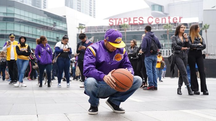 LOS ANGELES, CALIFORNIA - JANUARY 26: Los Angeles Lakers fan Victor Chavez, 30, of Los Angeles, mourns the death of retired NBA star Kobe Bryant outside the Staples Center prior to the 62nd Annual Grammy Awards on January 26, 2020 in Los Angeles, California. Bryant, 41, died today in a helicopter crash in near Calabasas, California (Photo by Rachel Luna/Getty Images)