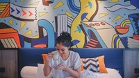 Morning coffee in bed, tulis Talita pada keterangan fotonya. Duh bangun tidur saja sudah ceria banget nih wajahnya. Foto: instagram @talitawb