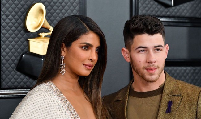 Serbuan kritikan pada penampilannya itu hingga saat ini tak ditanggapi Priyanka Chopra. Pembelaan atas gaya seksinya justru datang dari aktris Suchitra Krishnamoorthi. Aktris India itu mengungkapkan kekecewaannya pada desainer Wendell Rodricks yang karya-karyanya sebenarnya dia hargai. Menurutnya tidak ada yang salah dengan penampilan Priyanka. Foto: Frazer Harrison/Getty Images