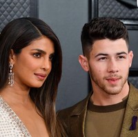 Serbuan kritikan pada penampilannya itu hingga saat ini tak ditanggapi Priyanka Chopra. Pembelaan atas gaya seksinya justru datang dari aktris Suchitra Krishnamoorthi. Aktris India itu mengungkapkan kekecewaannya pada desainer Wendell Rodricks yang karya-karyanya sebenarnya dia hargai. Menurutnya tidak ada yang salah dengan penampilan Priyanka. Foto: Frazer Harrison/Getty Images