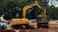 Sejumlah alat berat dikerahkan untuk membantu menyelesaikan pengerjaan revitalisasi Monas tersebut.