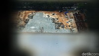 Lokasi pengerjaan proyek tertutup seng setinggi dua meter sehingga menghalangi pandangan terhadap pengerjaan revitalisasi di baliknya.
