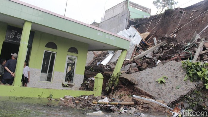 Masjid di Cimahi Tertimpa Longsor Tebing