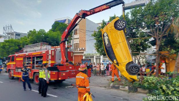 Mobil terbalik dievakuasi/