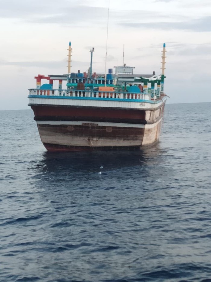 Petugas mengecek kapal berisi WN Iran yang terkatung-katung di Meulaboh (Dok. SAR Meulaboh)