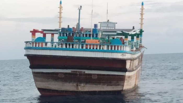 Petugas mengecek kapal berisi WN Iran yang terkatung-katung di Meulaboh (Dok. SAR Meulaboh)