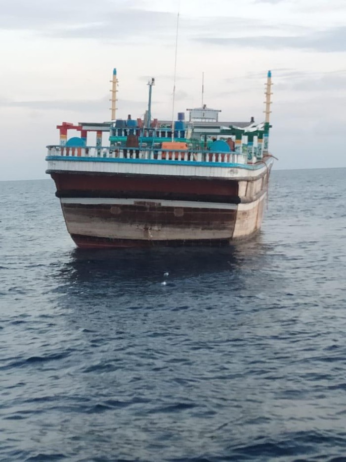 Petugas mengecek kapal berisi WN Iran yang terkatung-katung di Meulaboh (Dok. SAR Meulaboh)