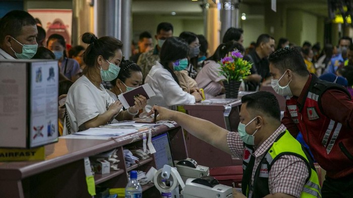 Sejumlah wisatawan asing asal China antre di konter lapor diri (check-in) Terminal Keberangkatan Bandara Hang Nadim, Batam, Kepulauan Riau, Selasa (28/1/2020). Agen biro perjalanan China memulangkan ratusan wisatawannya yang sedang berkunjung di Batam menyusul merebaknya wabah virus Korona, selain itu pihak Bandara Hang Nadim juga menghentikan sementara penerbangan dari China ke Batam sampai batas waktu yang belum ditentukan. ANTARA FOTO/M N Kanwa/wsj.
