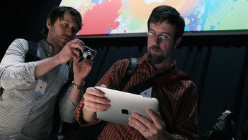 Jurnalis menjajal langsung iPad usai peluncuran yang berlangsung di Yerba Buena Center for the Arts, San Francisco, AS. Foto: Justin Sullivan/Getty Images