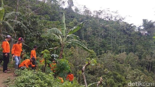 Pantau Lokasi Rawan Longsor, Warga Magelang Pasang EWS dari Bambu-Kayu