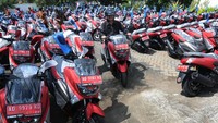 Seorang melaju di antara deratan sepeda motor yang terparkir di Kantor Badan Keuangan Daerah (BKD), Boyolali, Jawa Tengah, Selasa (28/1/2020).