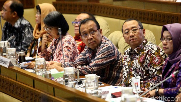 Komisi II DPR menggelar rapat kerja bersama Menteri Sekretaris Negara Pratikno. Raker itu membahas mengenai aset negara.