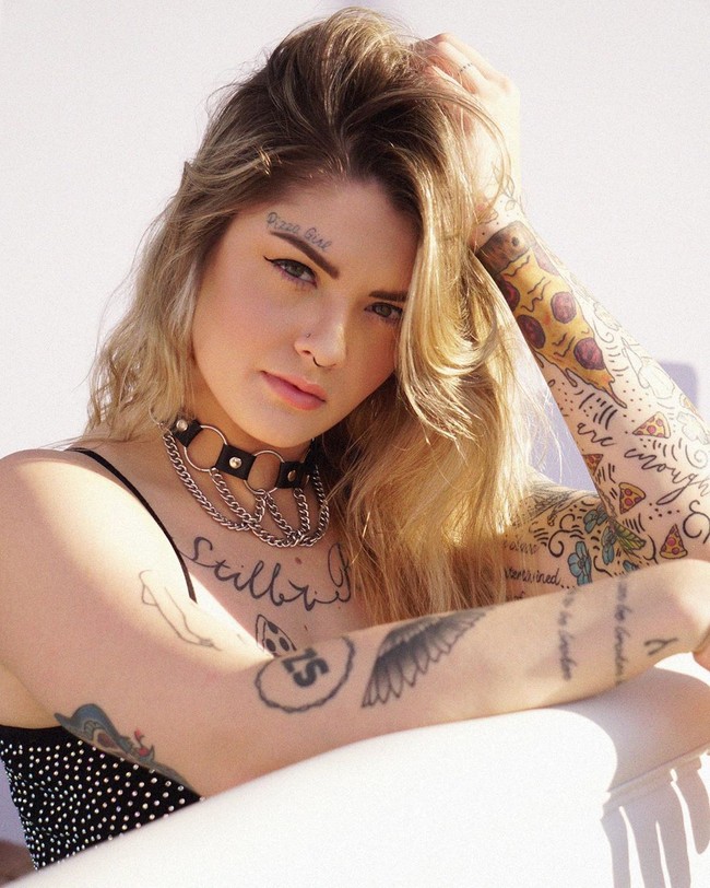 Aleen mencoba untuk rajin fitnes dan mengikuti kompetisi kebugaran hingga akhirnya ia berhasil keluar dari depresi. Sosoknya yang kini berhasil menjadi model pun membuat dirinya lebih bersemangat. Foto: Instagram