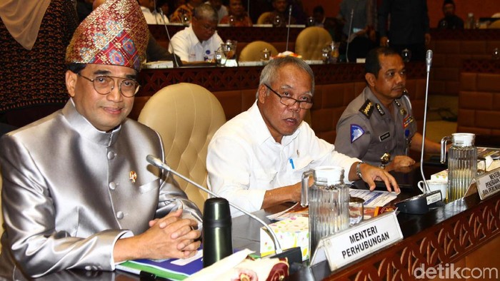 Menhub Budi Karya Sumadi bersama Menteri PUPR Basuki Hadimuljono hadiri rapat evaluasi mudik Nataru di DPR. Menhub tampak kenakan pakaian adat di rapat tersebut