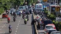 Mereka ramai-ramai lawan arah untuk hindari petugas kepolisian.