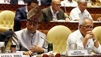 Rapat dibuka oleh Ketua Komisi V DPR dari Fraksi PDI Perjuangan Lasarus.
