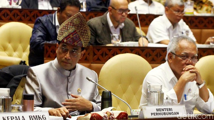 Menhub Budi Karya Sumadi bersama Menteri PUPR Basuki Hadimuljono hadiri rapat evaluasi mudik Nataru di DPR. Menhub tampak kenakan pakaian adat di rapat tersebut