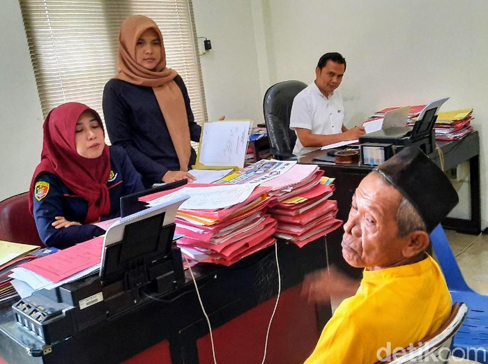 Seorang kakek di Bondowoso mencabuli bocah empat tahun. Sang bocah dicabuli saat meminta tolong pelaku mengupaskan buah rambutan.