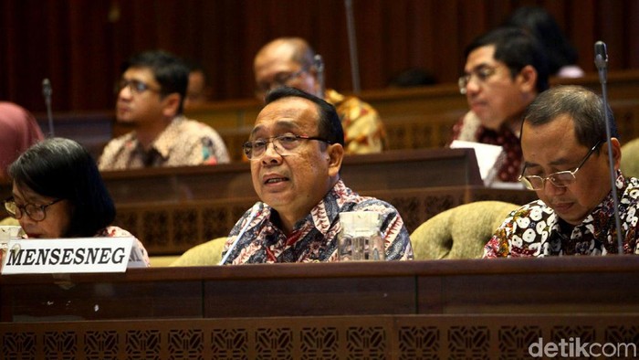 Komisi II DPR menggelar rapat kerja bersama Menteri Sekretaris Negara Pratikno. Raker itu membahas mengenai aset negara.