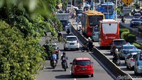 Beruntung ada separator atau pembatas jalur yang rusak sehingga para pengendara dapat dengan mudah keluar jalur TransJ.