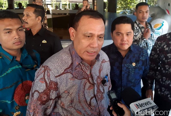 Ketua KPK Firli Bahuri Sambangi Kantor Erick Thohir Ketua KPK Firli Bahuri mendatangi kantor Kementerian BUMN. Kedatangannya untuk membahas pencegahan praktik korupsi di tubuh BUMN.