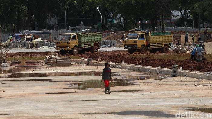 Pengerjaan revitalisasi Monas munculkan pro dan kontra di masyarakat. Meski diminta dihentikan sementara waktu, proyek revitalisasi itu masih terus berjalan.