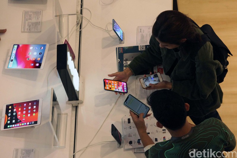 Pameran iBoxing Week 2020 digelar di Laguna Atrium, Central Park, Jakarta, Selasa (28/1). Dalam acara ini para fanboy dapat belanja produk Apple dengan harga miring lho.