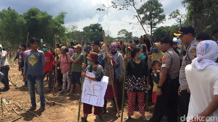Ratusan warga yang tinggal di Kecamatan Alang-Alang Lebar, Palembang, menghadang petugas BPN dan polisi yang akan mengukur tanah.