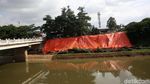 Terpal Besar Tutupi Lahan Bekas Longsor di BKT