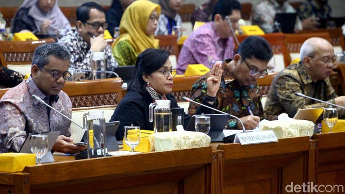 Menteri Keuangan Sri Mulyani Indrawati hadiri rapat kerja bersama Komisi XI DPR RI. Sri Mulyani membahas kondisi ekonomi di tahun 2020.