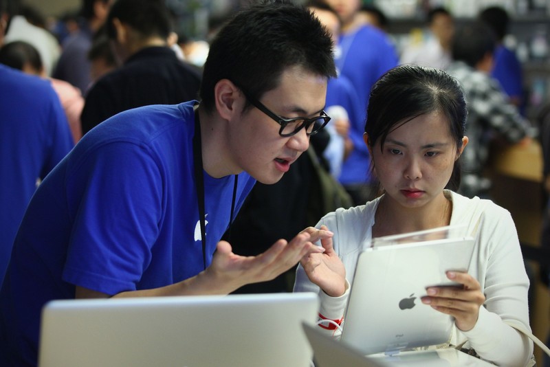 BEIJING - SEPTEMBER 17:  Apple staff introduces Apple Inc. iPad tablet computer to customers at the Apple store on September 17, 2010 in Beijing, China. Apple began sales for the iPad in the Chinese mainland on Friday.  (Photo by Feng Li/Getty Images)