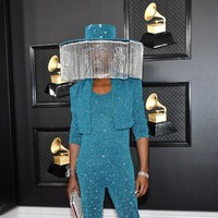 Billy Porter membuat orang tertegun saat hadir di karpet merah Grammy Awards 2020 di Staples Center, Los Angeles, AS, Minggu (26/1/2020). Seperti biasa, aktor 50 tahun itu membuat kejutan dengan penampilannya yang eksentrik. Foto: dok. Getty Images