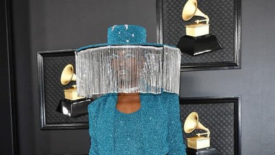 Foto: Penampilan Billy Porter Pakai Topi Canggih Bertirai Terbuka Otomatis