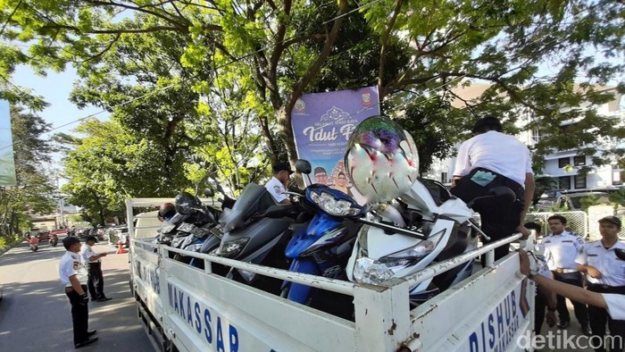 M Nur Abdurrahman-detikcom/ Motor yang parkir sembarangan diangkut petugas di dekat Balai Kota Makassar