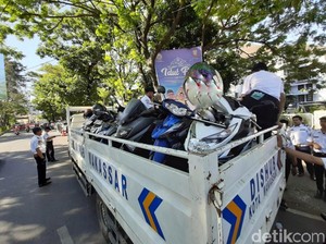 Ratusan Motor Parkir Sembarangan di Balai Kota Makassar Diangkut
