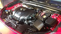 Mazda CX-30 mengadopsi mesin berbahan bakar bensin SKYACTIV-G 2,0 liter terbaru dengan tenaga maksimal 155 ps di 6.000 rpm dan torsi puncak di 200 Nm di 4.000 rpm. Distribusi tenaga dan torsi dari jantung pacu ini disalurkan melalui transmisi otomatis 6-speed SKYACTIV-DRIVE. Foto: Luthfi Anshori