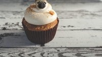Cupcake cokelat dengan krim vanila ini diedit menggunakan Photoshop menjadi wajah anjing. Jadi mirip anjing kecil sedang tidur di atas cupcake ya? Foto: Istimewa / Insider