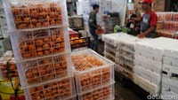 Namun sejumlah buah impor masih tetap ada di Pasar Induk Kramat Jati emski peminatnya sedikit menurun.