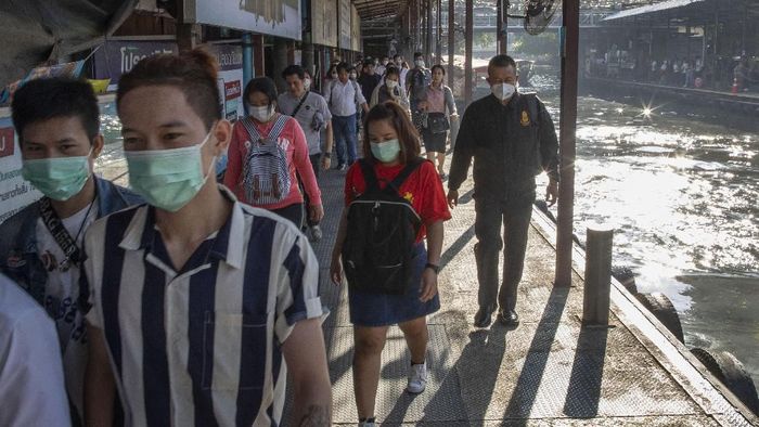 Warga Thailand memakai masker wajah saat beraktivitas di kota Bangkok Boat passengers on a jetty wear face masks in Bangkok, Thailand, Tuesday, Jan. 28, 2020, to protect themselves from the coronavirus. Panic and pollution drive the market for protective face masks in Asia, where fear of the virus from China is straining supplies and helping make mask-wearing the new normal. Thailands Public Health ministry said Tuesday six more people have tested positive with the new virus infection, raising to 14 the total number of cases in the country. (AP Photo/Gemunu Amarasinghe)