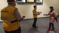 Para petugas juga membagikan kartu kewaspadaan/alert card kepada warga yang baru tiba.