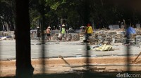 Sejumlah pekerja tampak sibuk menyelesaikan revitalisasi Monumen Nasional (Monas), Jakarta, Selasa (28/1/2020).