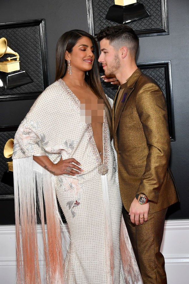 Priyanka Chopra menemani Nick Jonas menghadiri Grammy Awards 2020 di  Staples Center, Los Angeles, Minggu (26/1/2019) malam. Priyanka hadir dengan memakai gaun couture dari desainer Ralph & Russo. Foto: Frazer Harrison/Getty Images