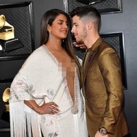 Priyanka Chopra menemani Nick Jonas menghadiri Grammy Awards 2020 di  Staples Center, Los Angeles, Minggu (26/1/2019) malam. Priyanka hadir dengan memakai gaun couture dari desainer Ralph & Russo. Foto: Frazer Harrison/Getty Images